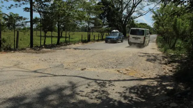 Camino con tramo roto.