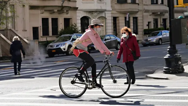 Duas pedestres e uma ciclista com máscarascomo apostar na large seine on lineruacomo apostar na large seine on lineNova York