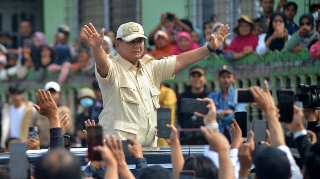 Prabowo dituding memanfaatkan fasilitas negara ketika berkunjung ke posko bencana erupsi Gunung Marapi, di Agam, Sumatera Barat pada Sabtu (9/12/2023), namun TKN menyatakan kunjungan itu dilakukan sebagai Menhan