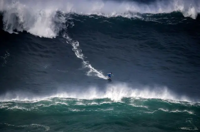 દરિયામાં સર્ફિંગ કરી રહેલા બ્રાઝિલના લૂકાસ ચૂમ્બોની તસવીર