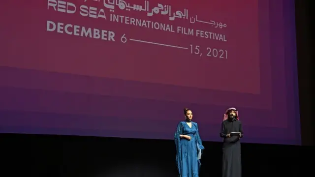 مقدما حفلة الافتتاح فاطمة البنوي ويعقوب الفرحان