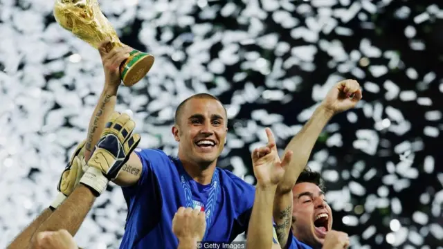 kupa kaldıran futbolcular