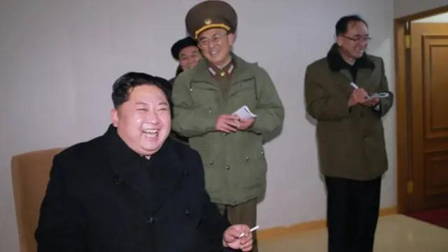 2017년 11월 30일 노동신문에 '화성-15'형 미사일 시험발사를 지켜보며 기뻐하는 김정은 북한 국무위원장의 모습이 실렸다.