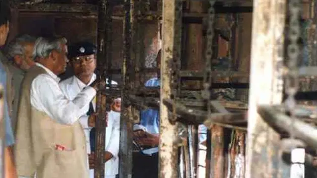 ગોધરા ખાતે સાબરમતી ટ્રેનનું નિરીક્ષણ કરવા પહોંચેલા અટલ બિહારી વાજપેયી અને મોદી