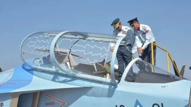 လေယာဉ် စစ်နေတဲ့ ဗိုလ်ချုပ်မှူးကြီး မင်းအောင်လှိုင်