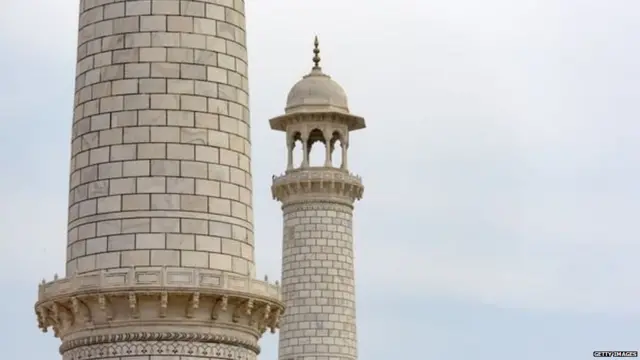 ਤਾਜ ਮਹਿਲ ਦੇ ਬਦਲਦੇ ਰੰਗ ਲਈ ਕਾਰਖਾਨਿਆਂ ਤੇ ਗੱਡੀਆਂ ਦਾ ਧੂੰਆਂ ਜ਼ਿੰਮੇਵਾਰ ਹੈ