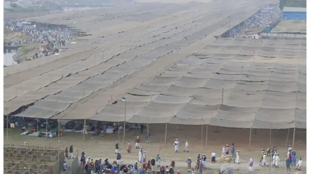 তুরাগ নদীর তীরে ইজতেমার বিশাল প্যান্ডেল