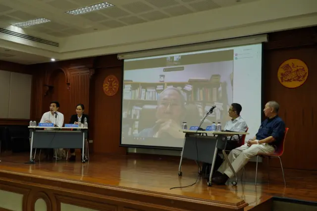 ผู้เสวนาบนเวที