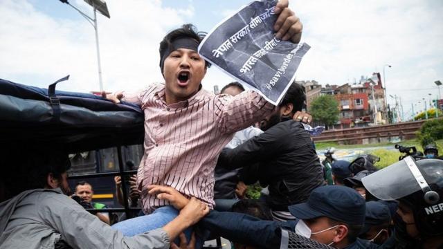 抗议者们手持标语，在加德满都的印度大使馆附近表达不满。