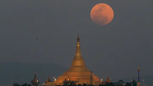 A Super Blue Blood Moon rises above the sky in Naypyitaw, Myanmar, 31 January 2018
