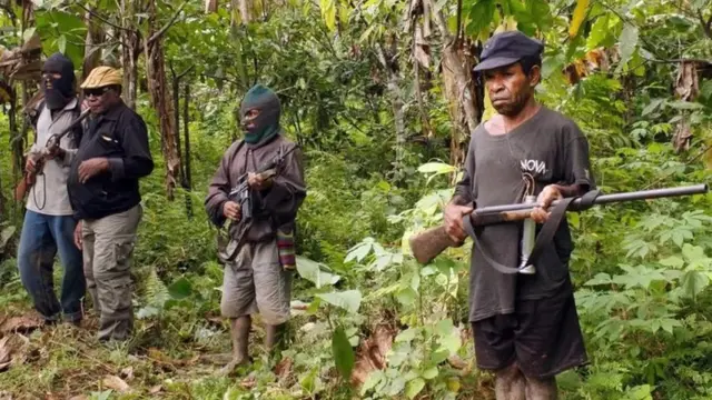 Anggota OPM muncul di hutan provinsi Papua pada 25 Juli 2009.