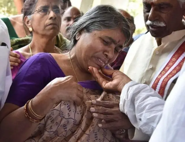 कुचीवोतला की मां विलाप करती हुईं.