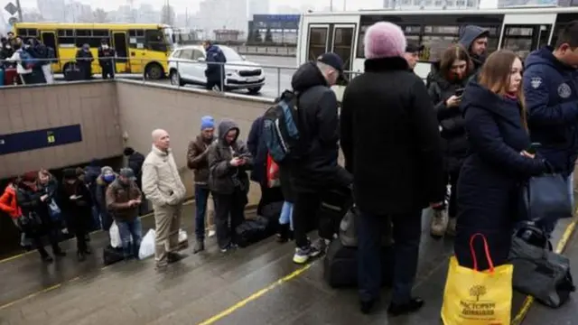 Ndị mmadụ kwụ n'ahịrị akwado ịpụ Kyiv