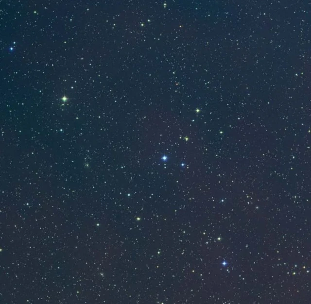 ท้องฟ้ายามราตรีในพิกัดตำแหน่งที่พบกาแล็กซีไร้ดาว