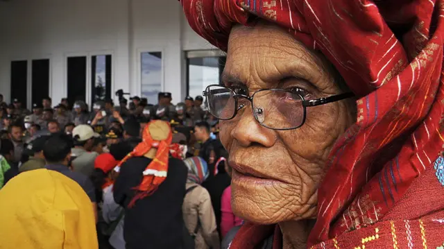 Perempuan adat Desa Ria-Ria berdemonstrasi di depan Kantor Bupati Humbang Hasundutan.