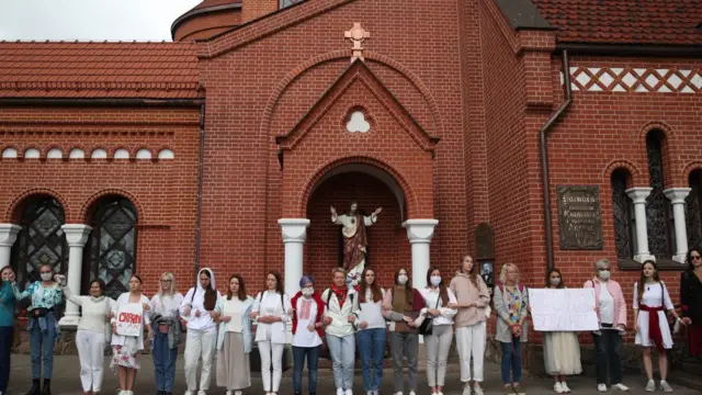 Протестующие возле костела Симеона и Елены