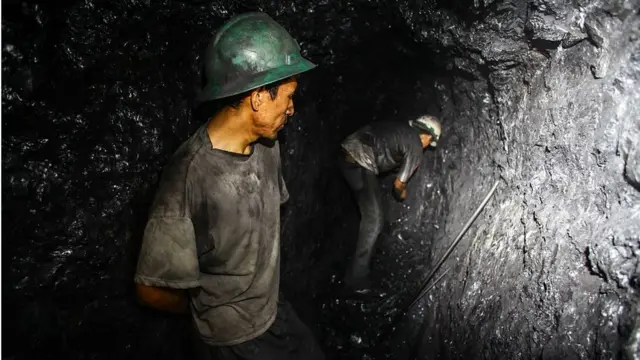 Dos mineros en una mina.