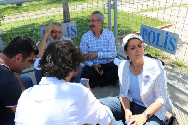 Öğlen güneşinin altında parktakiler ağaçların gölgesine sığınıyor