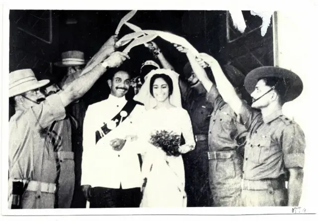 ਮੇਜਰ ਜਨਰਲ ਕਾਰਡੋਜ਼ੋ ਅਤੇ ਉਨ੍ਹਾਂ ਦੀ ਪਤਨੀ ਦਾ ਖੁਖਰੀਆਂ ਹੱਥਾਂ ਵਿੱਚ ਫੜੀ ਬਟਾਲੀਅਨ ਦੇ ਜਵਾਨ ਉਨ੍ਹਾਂ ਦਾ ਸਵਾਗਤ ਕਰਦੇ ਹੋਏ