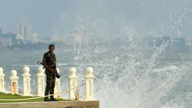 அவசரகால சட்டத்தினால் பாதுகாப்பு பிரிவிற்குள்ள அதிகாரம் என்ன?