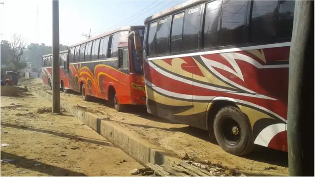 রোহিঙ্গা শরনার্থীদের জন্য অপেক্ষারত বাস।