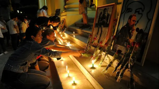 Castro'ya yas için mum yakan kadınlar