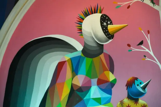 زينت جدران الكنيسة بلوحات للرسام والنحات الاسباني المعروف أوكودا سان ميغيل