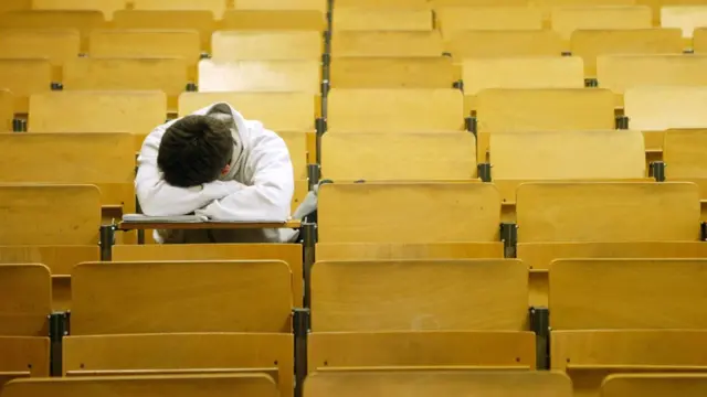 студент спит