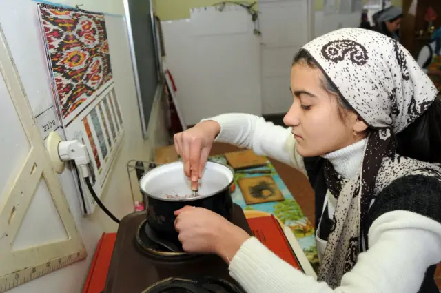 Девочка варит суп