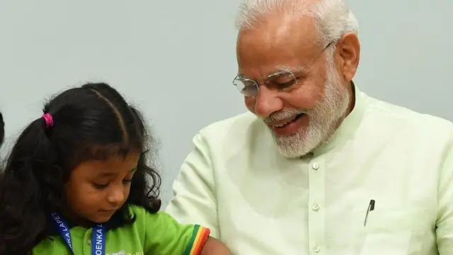 નાની છોકરી સાથે નરેન્દ્ર મોદી