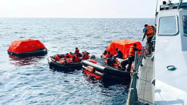 4 मार्च 2026 को हिंद महासागर में बचाव अभियान के दौरान श्रीलंका के नौसैनिक ईरान के नौसैनिकों को बचाते हुए