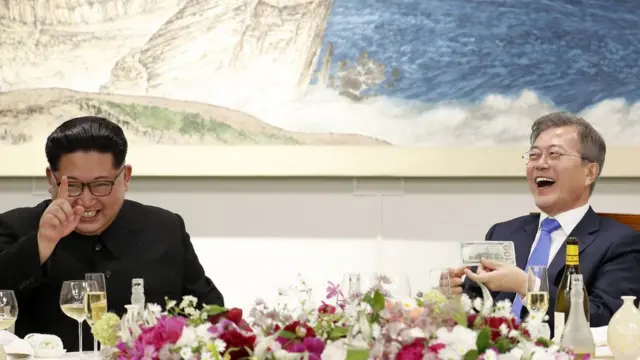 27일 오후 문재인 대통령과 김정은 국무위원장이 평화의 집에서 열린 남북정상회담 만찬에서 마술공연을 관람 하고 있다