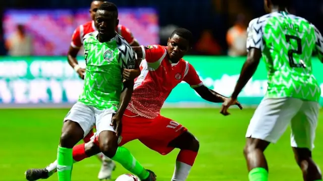 L'attaquant Odion Ighalo aux prises avec le défenseur burundais Shassir Nahimana.