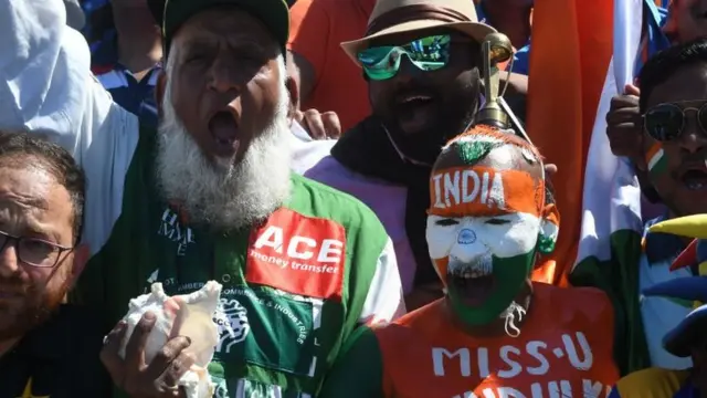 পাকিস্তানের জলিল চাচা ও ভারতের সুধীর- দুই জনপ্রিয় ক্রিকেট সমর্থক যাদের নিয়মিত পাকিস্তান ও ভারতের ম্যাচে গ্যালারিতে দেখা যায়