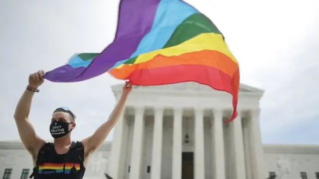 Pessoa celebra diante da Suprema Corte