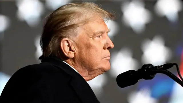 O ex-presidente Donald Trump falavbet easy appum comício para apoiar os candidatos republicanos antes das eleiçõesvbet easy appmeiovbet easy appmandato