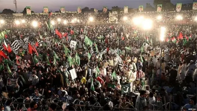 పదకొండు పార్టీల కొత్త కూటమిలో నవాజ్ షరీఫ్ తప్ప ఎవరూ సైన్యాన్ని విమర్శించే ప్రయత్నం చేయడం లేదు