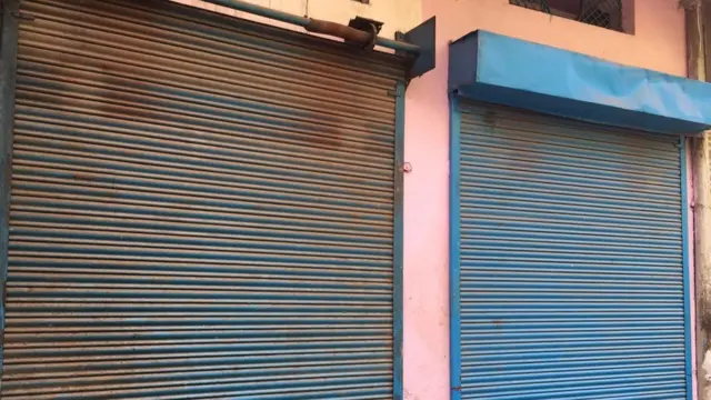 मांस कारोबारियों की बंद दुकानें