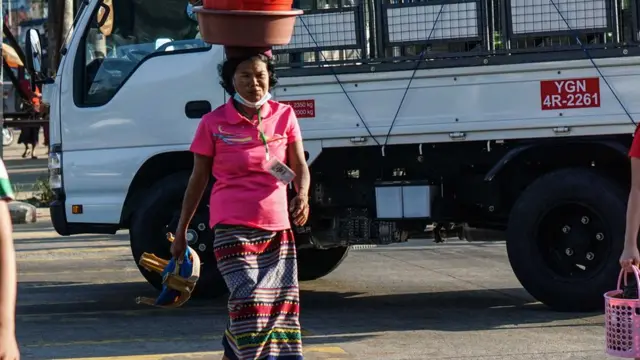 ကန့်သတ်ချက်တွေရှိနေပေမယ့် စားဝတ်နေရေးအတွက် အပြင်ထွက်ရသူတွေရှိနေဆဲ