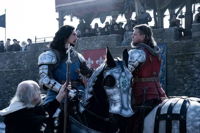 Adam Driver como Jacques LeGris y Matt Damon como Jean de Carrouges en "El Último Duelo".
