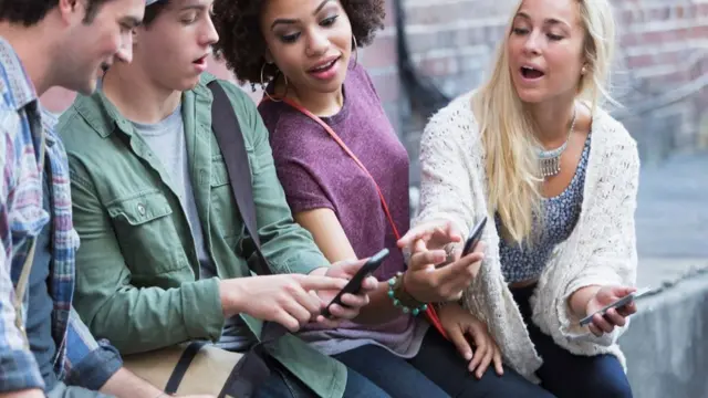 Adolescentes con celulares