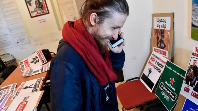 L'artiste algérien, Ziri Gunfood Oulmane, est à l'origine de nombreuses pancartes humoristiques.