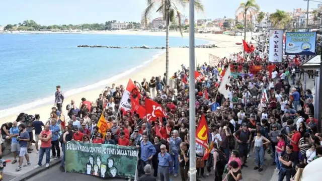 Sicilya'da zirve karşıtları gösteri düzenledi