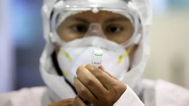 কানাডায় একজনকে কোভিডের টিকা দেয়া হচ্ছে