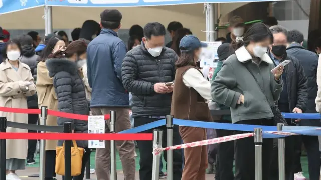일각에서는 의료체계 여력에 한계가 온 것이 아니냐는 우려가 나오고 있다