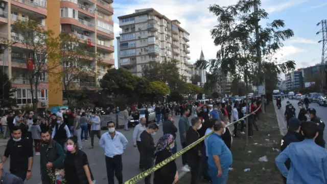 Depremden sonra insanlar evlerini terk etti.