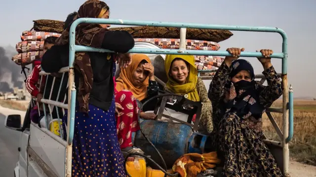 لاجئون أكراد يفرون من مناطق المعارك