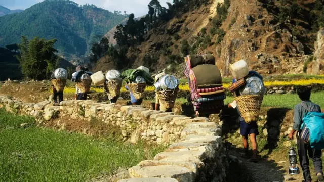 셰르파들은 티베트에서 벌어진 갈등을 피해 도망친 후 15세기에 쿰부 베율로 왔다