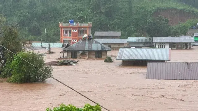 ကလောမြို့မှာ ရေကြီးမြေပြိုခဲ့တဲ့အခြေအနေ