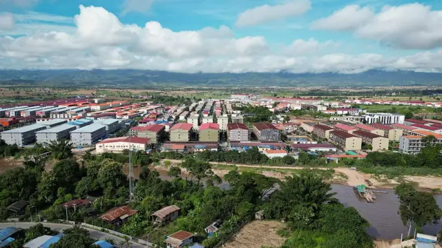 စစ်တပ် စီးနင်းဖြိုချတာတွေလုပ်ခဲ့တဲ့ ထိုင်း-မြန်မာနယ်စပ်က KK Park ကျားဖြန့်ဝင်း (ပုံဟောင်း)